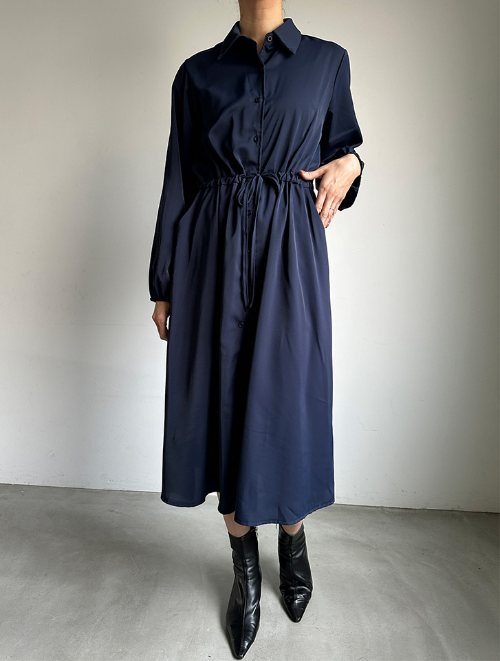 ウエストマークノーブルワンピースのネイビー。プチプラで高見えし、スタイルアップも叶える春のきれいめ通勤コーデ